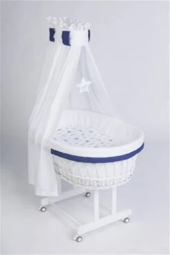 Mionido Stubenwagen Maxi Weiß Pyjamabär Blau Inkl. Garnierung, Matratze Und Matratzenbezug