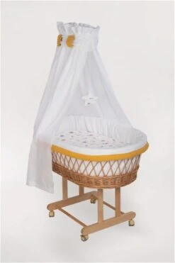 Mionido Stubenwagen Maxi Natur Pyjamabär Gelb Mit Garnierung, Matratze Und Matratzenbezug