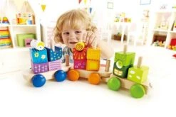 Hape Fantasiebausteine Eisenbahn E0417 5 Hape Fantasiebausteine Eisenbahn E0417 -Baby Online Shop e0417 fantasia block train with child 2 1